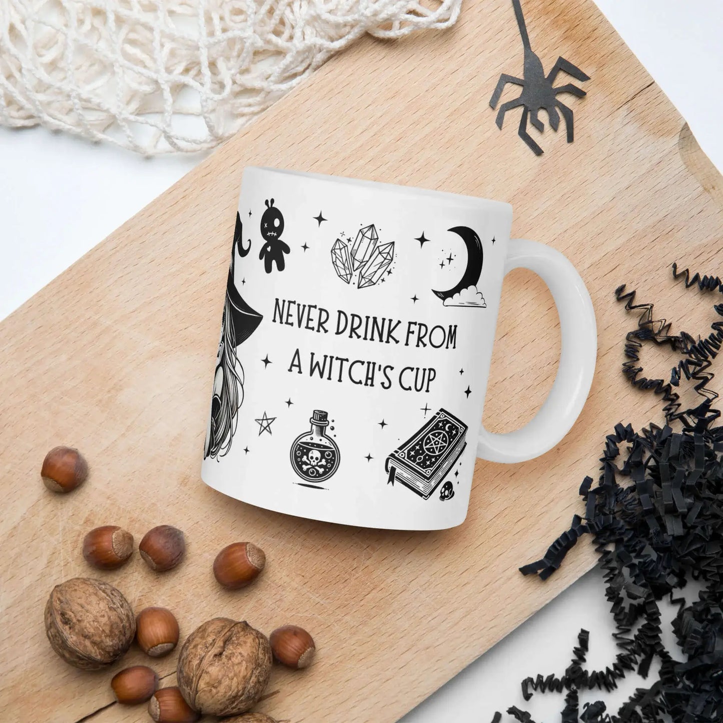 Mug sorcière avec illustration cute et outils mystiques spécial halloween