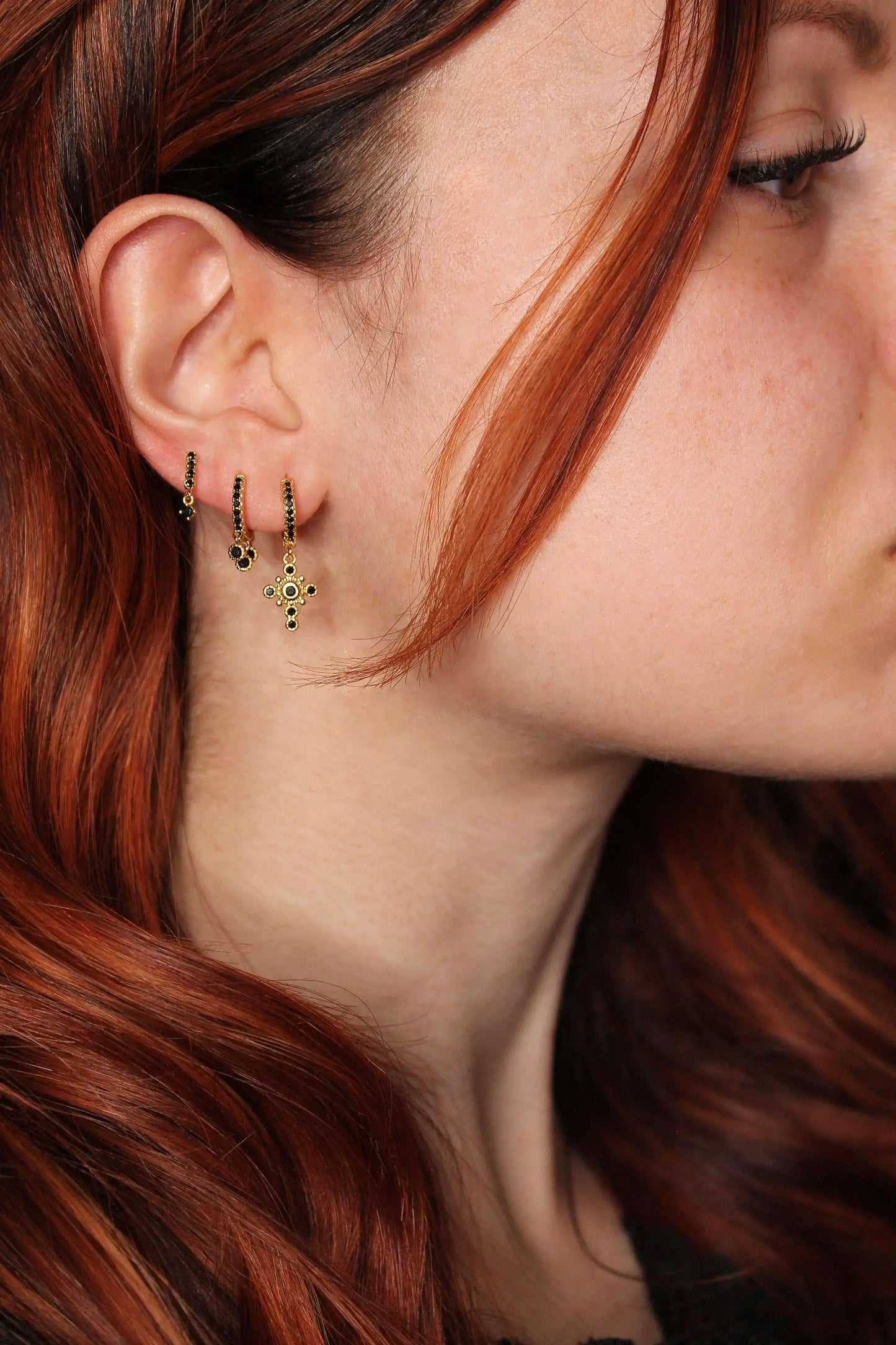 set de boucles d’oreilles dorées à l’or fin et pierres noires, élégance mystique