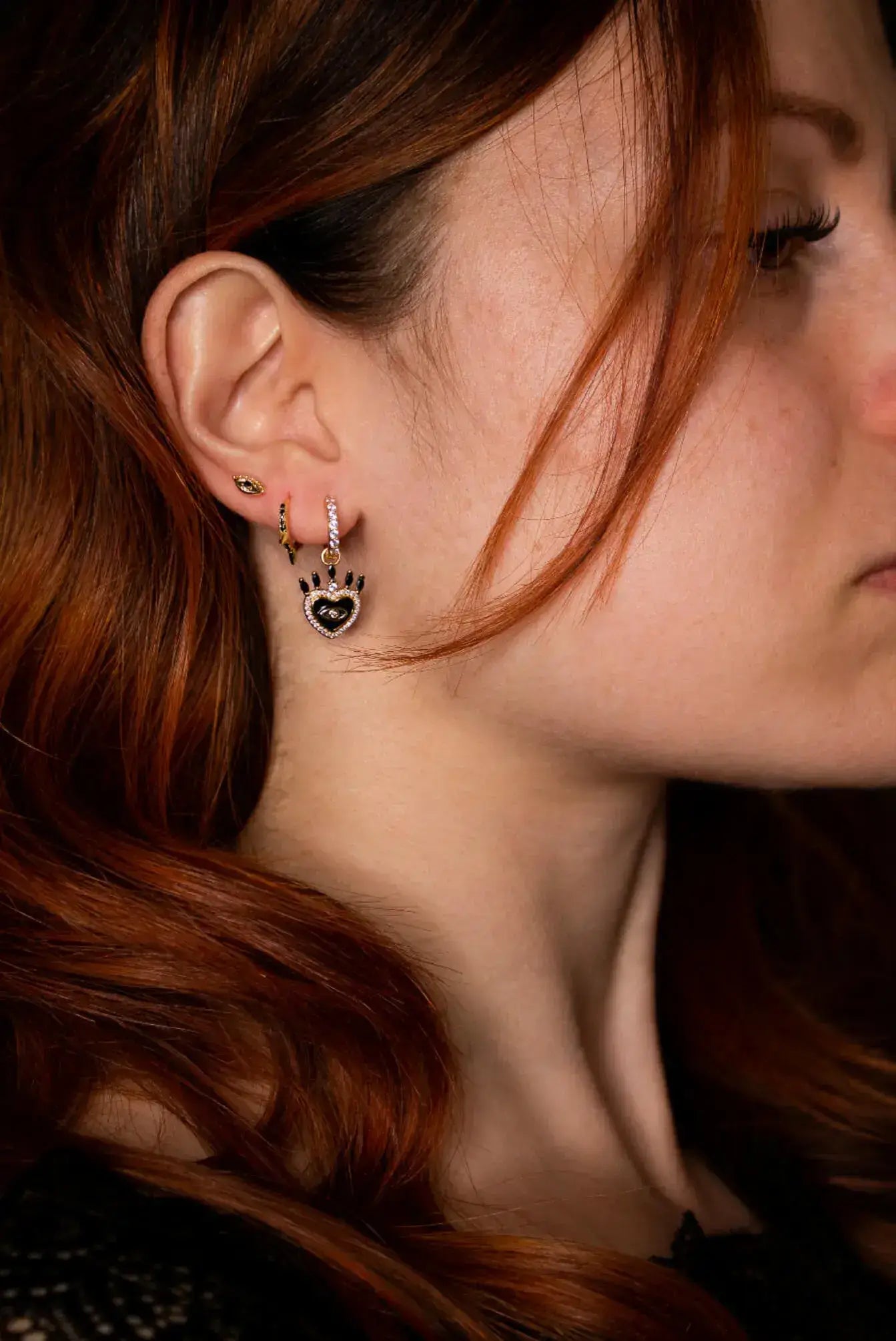 set de boucles d’oreilles dorées en or fin et gemmes sombres, mystère et élégance