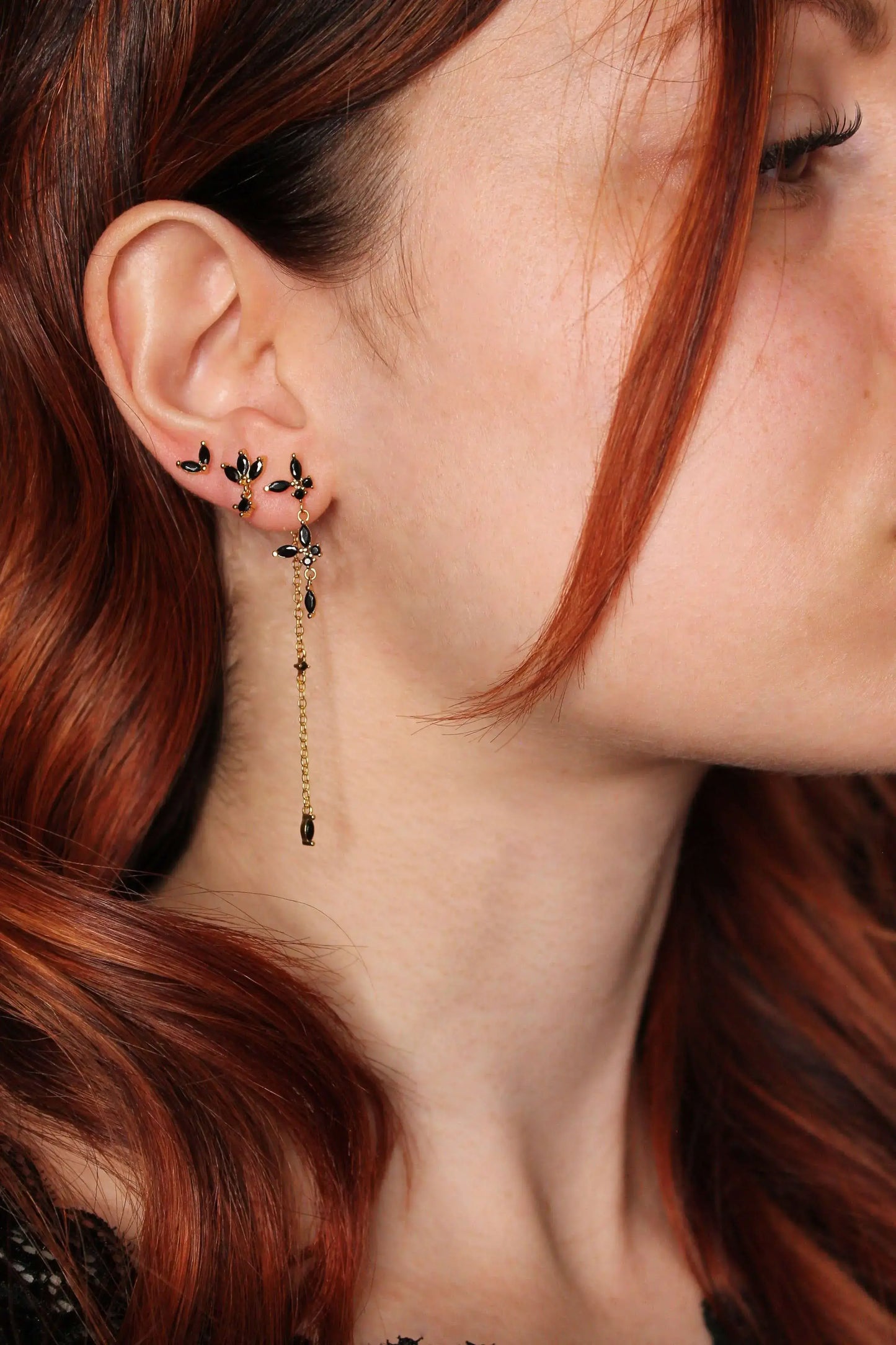 set de boucles d’oreilles dorées à l’or fin et pierres noires, style raffiné et audacieux