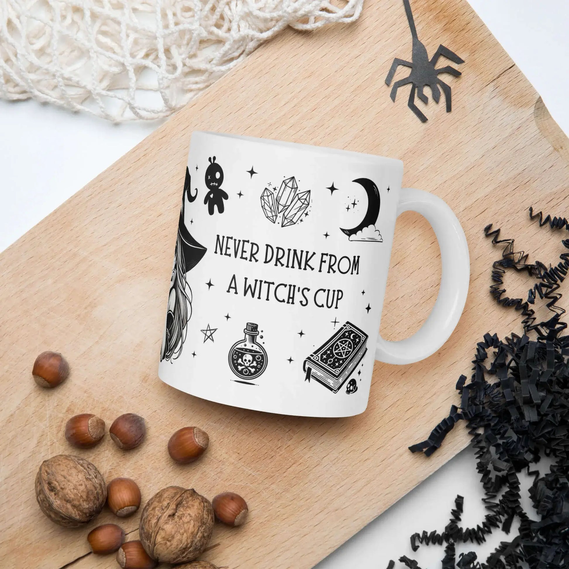 Mug sorcière avec illustration cute et outils mystiques spécial halloween