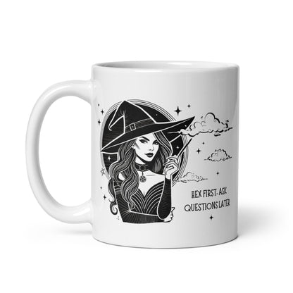Mug sorcière moderne avec le texte Hex first ask questions later