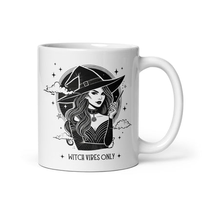 Mug avec portrait de sorcière et message Witch vibes only