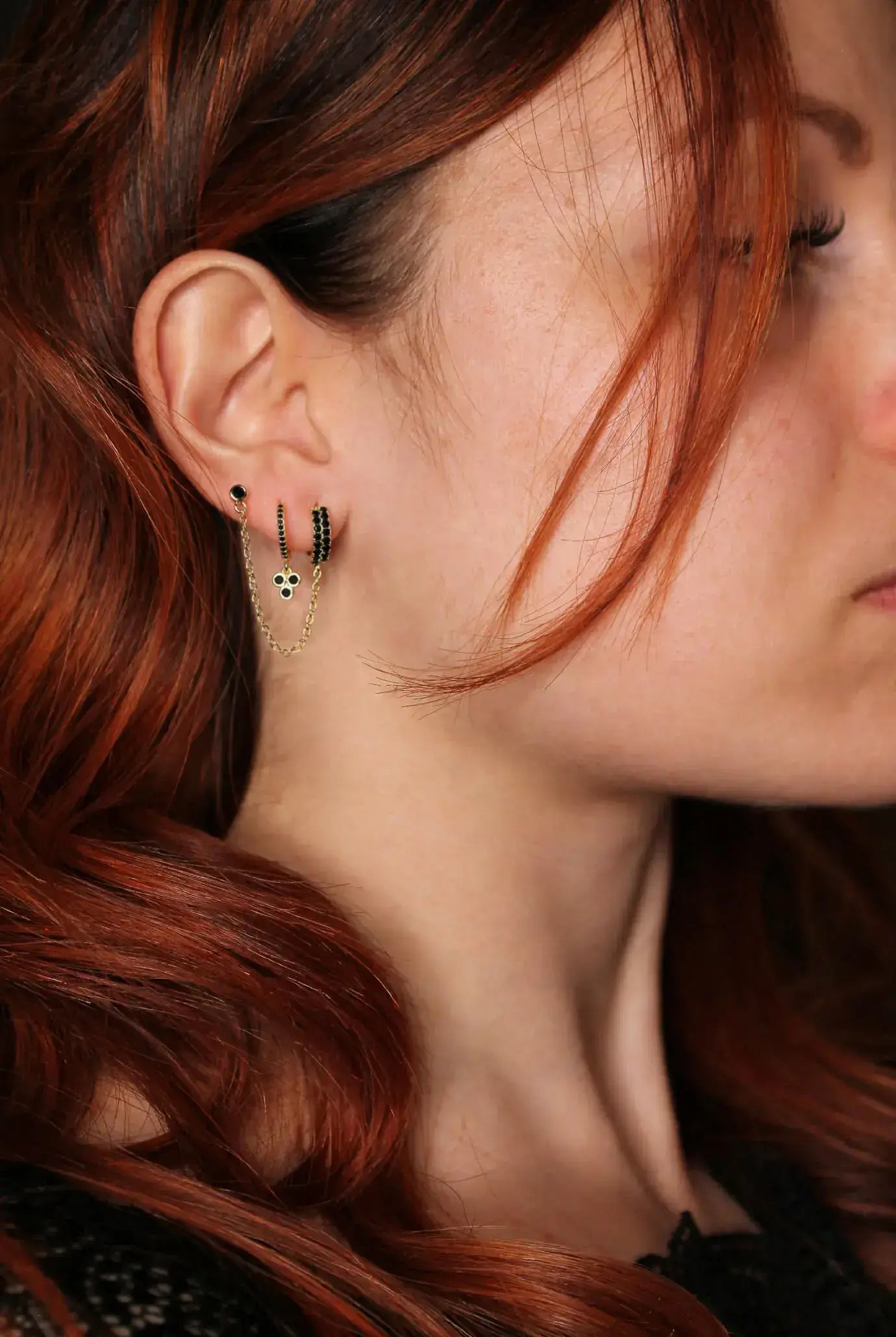 ensemble de boucles d’oreilles dorées à l’or fin avec détails noirs, puissance et caractère