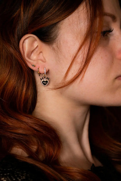 set de boucles d’oreilles dorées en or fin et gemmes sombres, mystère et élégance